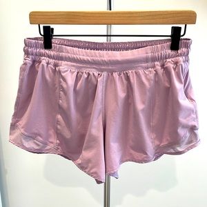 Lululemon shorty Hot High-Rise Lined Short 2.5”